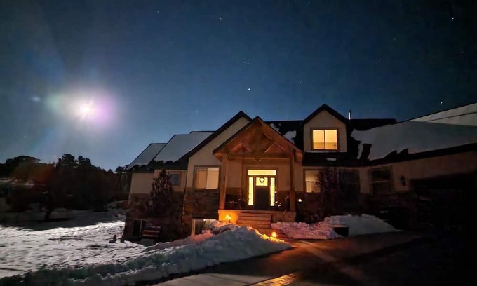 Ephraim Casa | Private home for corporate or family gatherings minutes from Skyline Drive!