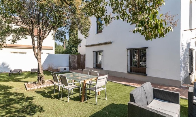 Cervantes Apartamento | Apartment in a restored mansion in Granada.