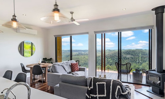 Booroobin Apartamento | Luxury 2 Bedroom Cabins - Best Views in Maleny