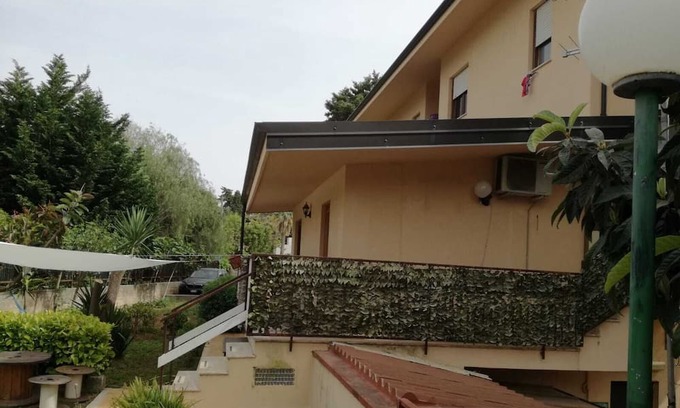 Partanna Casa | White house apartment with garden