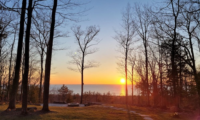 Sturgeon Bay Cabina | Water view on a bluff- Bay side with hot tub