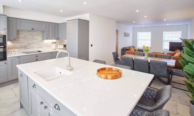 Whitby Casa | Host & Stay | Lemonade Arch