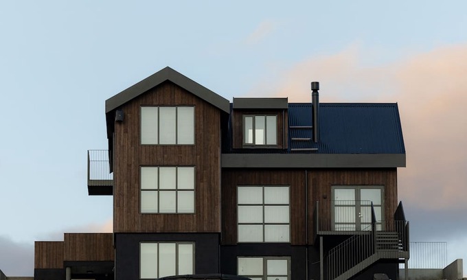 Selfoss Cabaña | Newly renovated (2023) Lakeside Luxury Cottage w.Northern Light camera