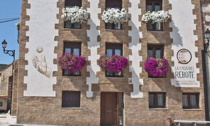 Acedo Apartamento | The house of the home. CALBOTE Studio: 135cm bed, bathroom and kitchen-living room.