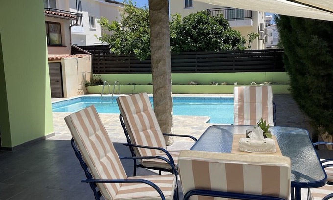 Universal Casa | Well situated comfortable luxury villa with swimming pool.