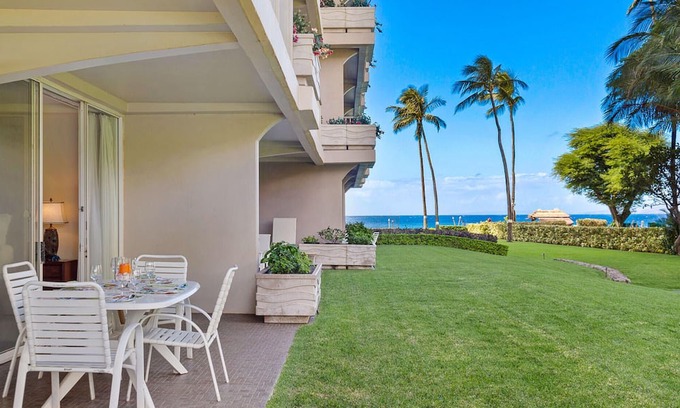 Kaanapali Condominio | Maui Resort Rentals: The Whaler 124 - Esquina de lujo en la planta baja 1BR / 2BA con balcón envolvente, vista parcial al océano y al oeste de la montaña de Maui, amplia área de césped adyacente
