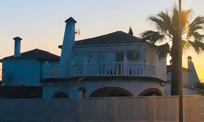 Oliva Chalet De Esquí | Front To The Sea Rosales. Luxurious Villa with aa, wifi and pool