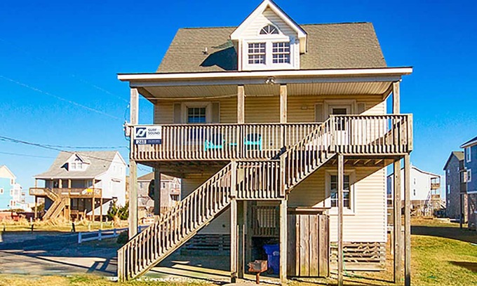 Rodanthe Casa | Disfrute de esta casa con vista al mar en Rodanthe con bañera de hidromasaje, fácil acceso a la playa, agradable para el perro