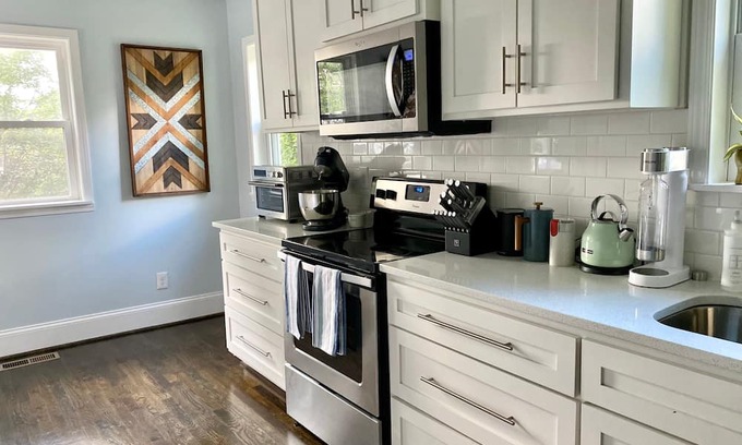Forest Park Casa | Blue Door Walk to Avondale Dog-friendly w Yard