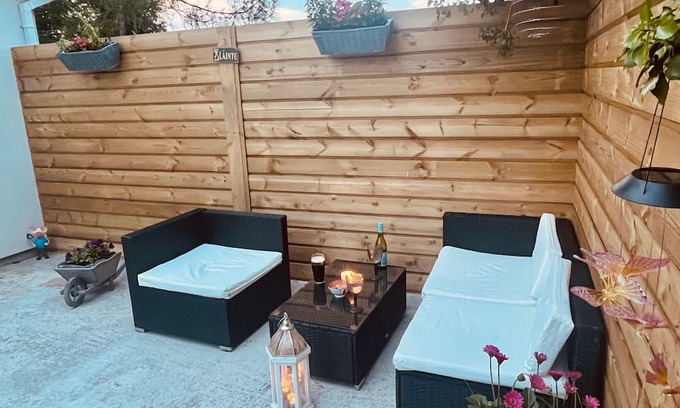 Grangend Cabina | 1-bed Cosy Cottage Near Emerald Park - Sleeps 5