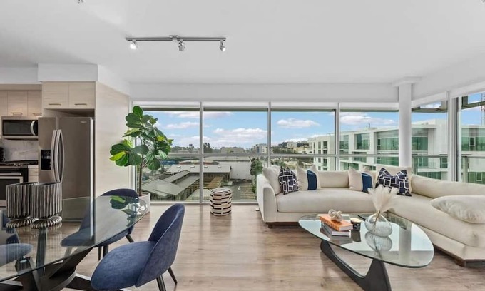 Pico Apartamento | Santa Monica Penthouse With Panoramic Ocean Views