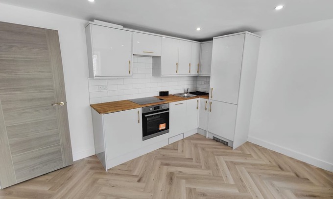 Enfield Lock Apartamento | Indulge in our newly refurbished, luxury flat with free parking.