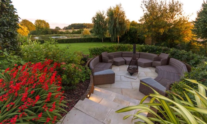 Hockerton Casa | Outstanding 5 en-suite bedroom home with Gym, Steam room, bar, lake view garden