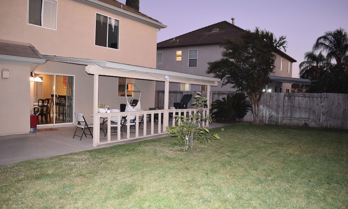 Peters Casa | Charming 3-bedroom 2.5bath house in Manteca with AC and WIFI with fiber optic .