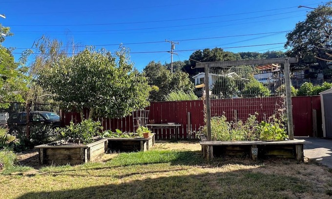 San Anselmo Casa | Charming 2BD, 2BA house in Fairfax with family room, gardens, parking