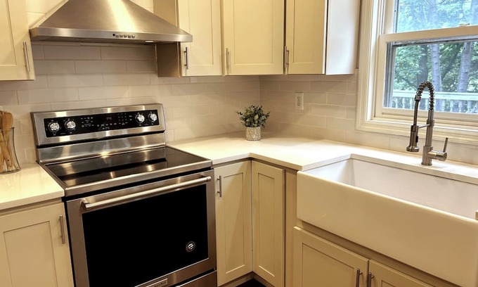 Overland Park Casa | KC Spacious Relaxation: 6bdrm 3.5bath 2800 sqft