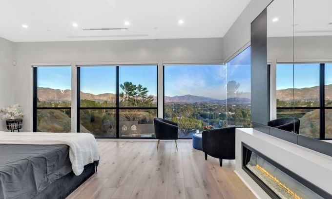 Granada Hills North Casa | Luxury 5,000 sqft Home W/View &Infinity Pool & Spa!