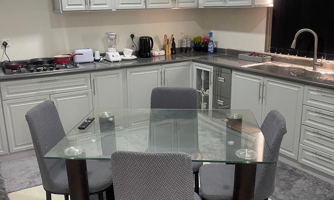 Medina Apartamento | Spacious 6-bedroom apartment in delightful Madinah with WiFi, AC
