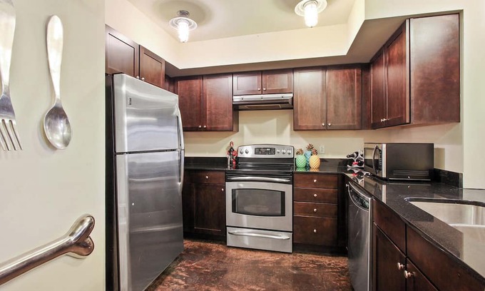 Lower Garden District Condominio | ✨NEW LISTING✨ COLORFUL & SPACIOUS 2 BEDROOM CONDO DOWNTOWN NEW ORLEANS