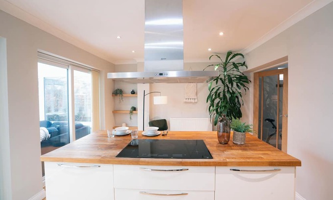 York Casa | Kick back and relax in this spacious 4-Bedroom Home near York Wildlife Reserve