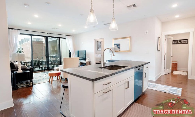 Saratoga Springs Condominio | Luxurious Manhattan-Style Condo for Rent