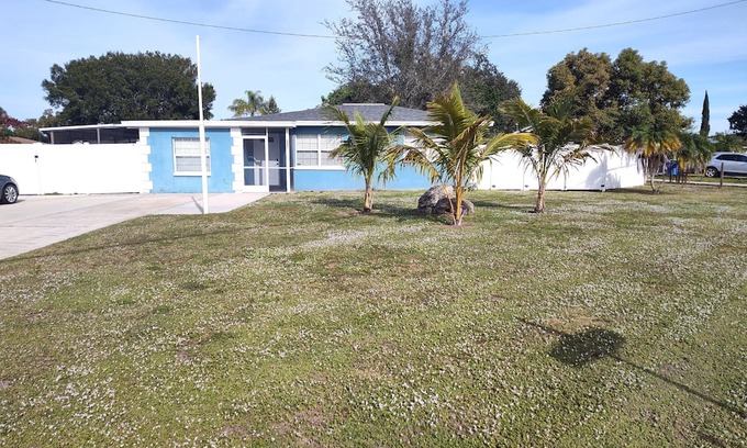 Apollo Beach Casa | Charming 2/1 in the Heart of Apollo Beach.