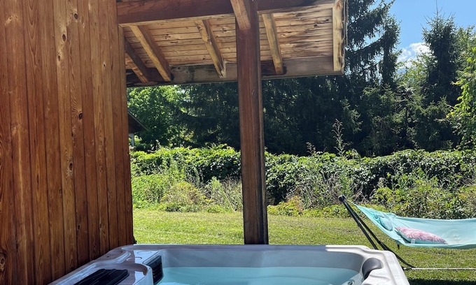 Chaparon Chalet De Esquí | Between lake and mountains Chalet 136 m2 + maisonnette 36 m2/ swimming pool / jacuzzi