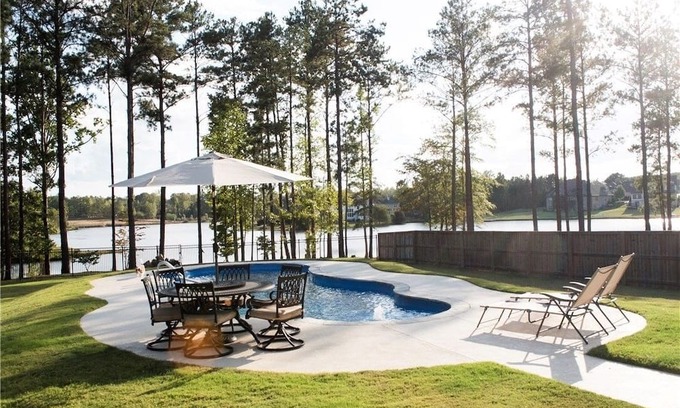 Waverly Casa | Ideal gameday house in Auburn with pool, theater, lake, putting green, and more!