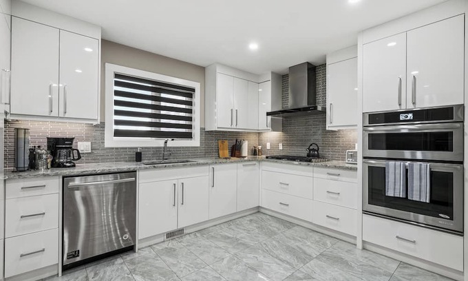 Connaught Casa | *Upscale Downtown Home on 17 Ave l 5 Mins to Stampede l Two King Rooms*
