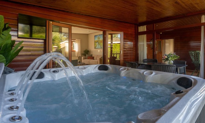 Erm Chalet De Esquí | Drents Genieten in Grasheide: with private jacuzzi and infrared sauna.