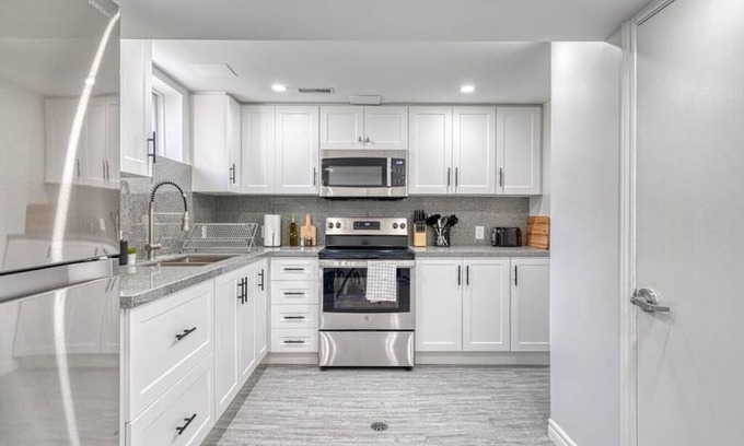 Hamilton Casa | Modern design conveniently mins to hwy + amenities
