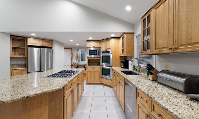 Town of Ramapo Casa | Spacious w/ Huge Yard, Pool, Fire Pit & Billiards