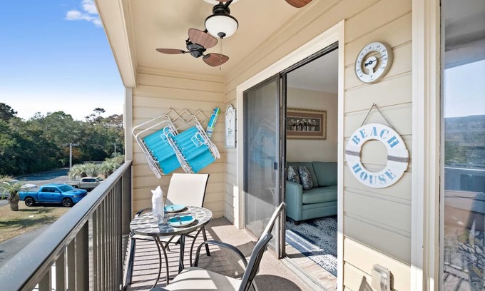 Palmetto Dunes Condominio | Beachfront resort condo on Hilton Head with balcony, bunks, and beach bar!
