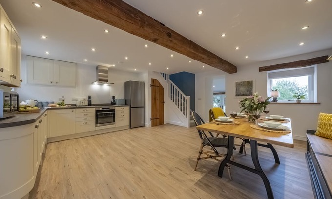 Taddington Cabaña | Beech Farm Barns is situated perfectly within the countryside of The Peak District.