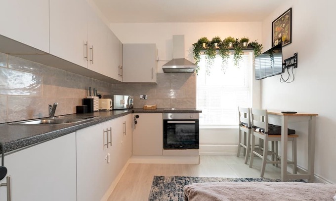 East Acton Casa | Pass the Keys | 4-Bedroom Cottage in London - Sleeps 10 + Parking