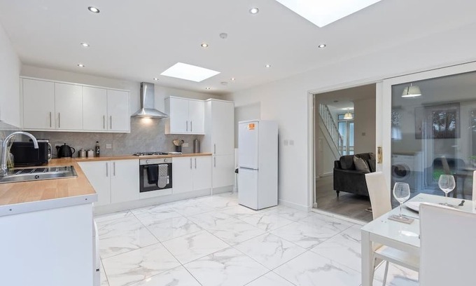 Little Holland Casa | Elegant 3 Bed Haven in Dartford