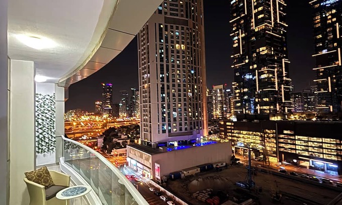 Dubai Media City Apartamento | Luxurious 1-Bedroom Apartment in Dubai Marina: Pool, Hot Tub & Workspace