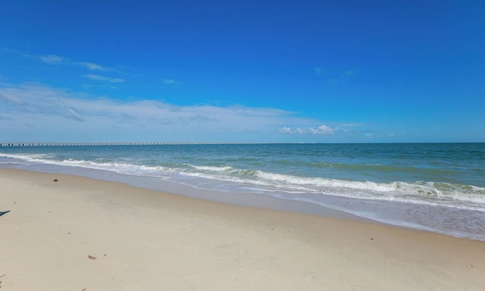 Chic's Beach Apartamento | Sojourn's Sea Views with Balcony Sleeps 6
