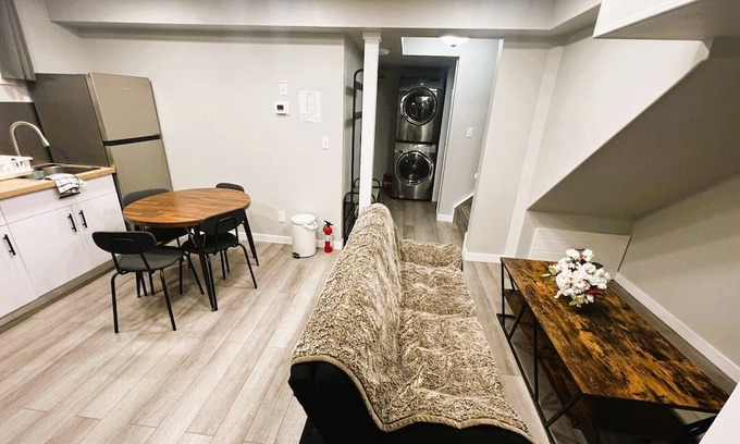 Northwest Calgary Casa | Amazing Location! 2 Bedroom Entire Basement Guest Suite - 8 min to YYC airport