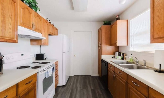 Oak Point Casa | Cozy 3BR Family Home with Large Yard, Sleeps 7