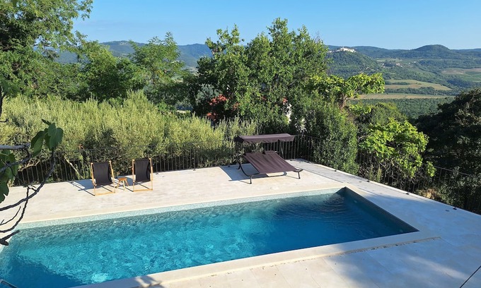 Oprtalj Cabaña | Charming 2-bedroom cottage with swimmingpool in welcoming Oprtalj with WiFi, AC