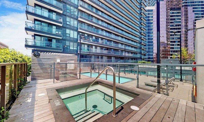 Bay Cloverhill Condominio | Luxurious City Retreat with Stunning Views, Modern Amenities & Prime Location!nn