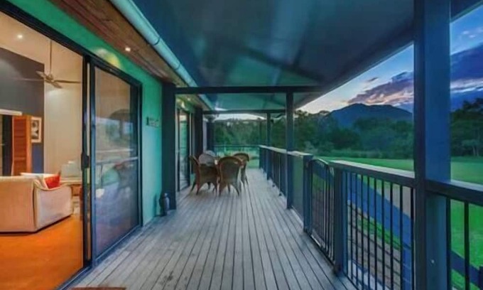 Mowbray Casa | Valley Views Lodge- Country home in Port Douglas