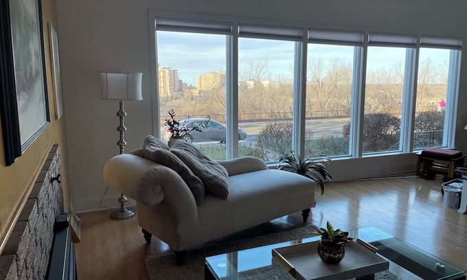 Saskatoon Downtown Casa | 5 minutes to downtown, University, Hospital, Cozy Gallery House on the River