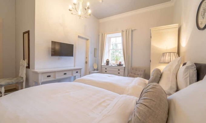 Livingston Cabina | The Orchid Suite room with garden views