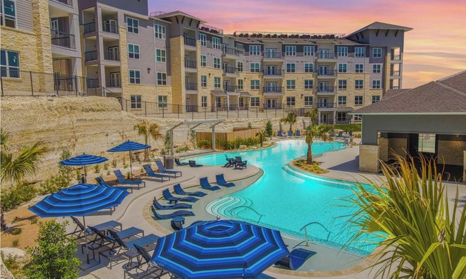 Wetmore Apartamento | Amazing Hill Country Vue, Home, pool, pet friendlyn