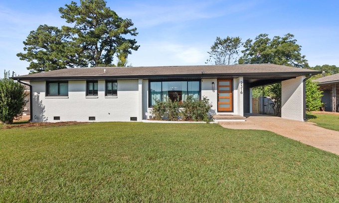Northport Casa | Cottage on 26th - 3.5 miles from Bryant Denny Stadium