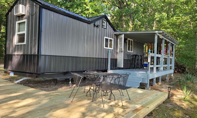 Greenville Apartamento | New! Robin's Nest - Cute Lakefront Tiny House with Private Dock and A/C!