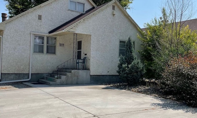 South Side Casa | Spacious 6-bedroom house with fitness room, WiFi in enchanting Billings