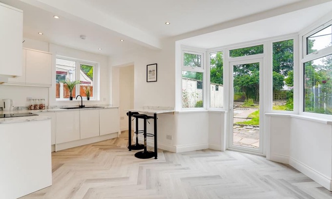 Wolverhampton Casa | Stylish House in Wolverhampton with Free Parking